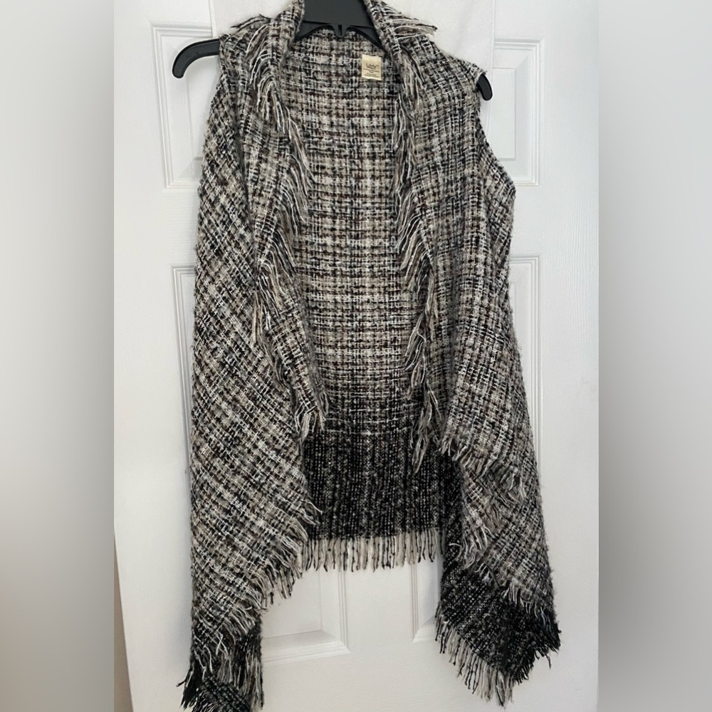 Black tan and white sleeveless sweater vest size sm/med